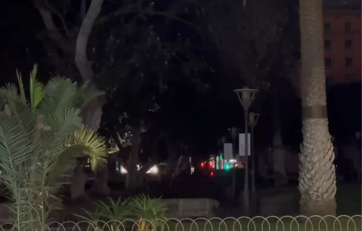 El parque San Telmo se queda a oscuras en plena noche en Las Palmas de Gran Canaria. AH