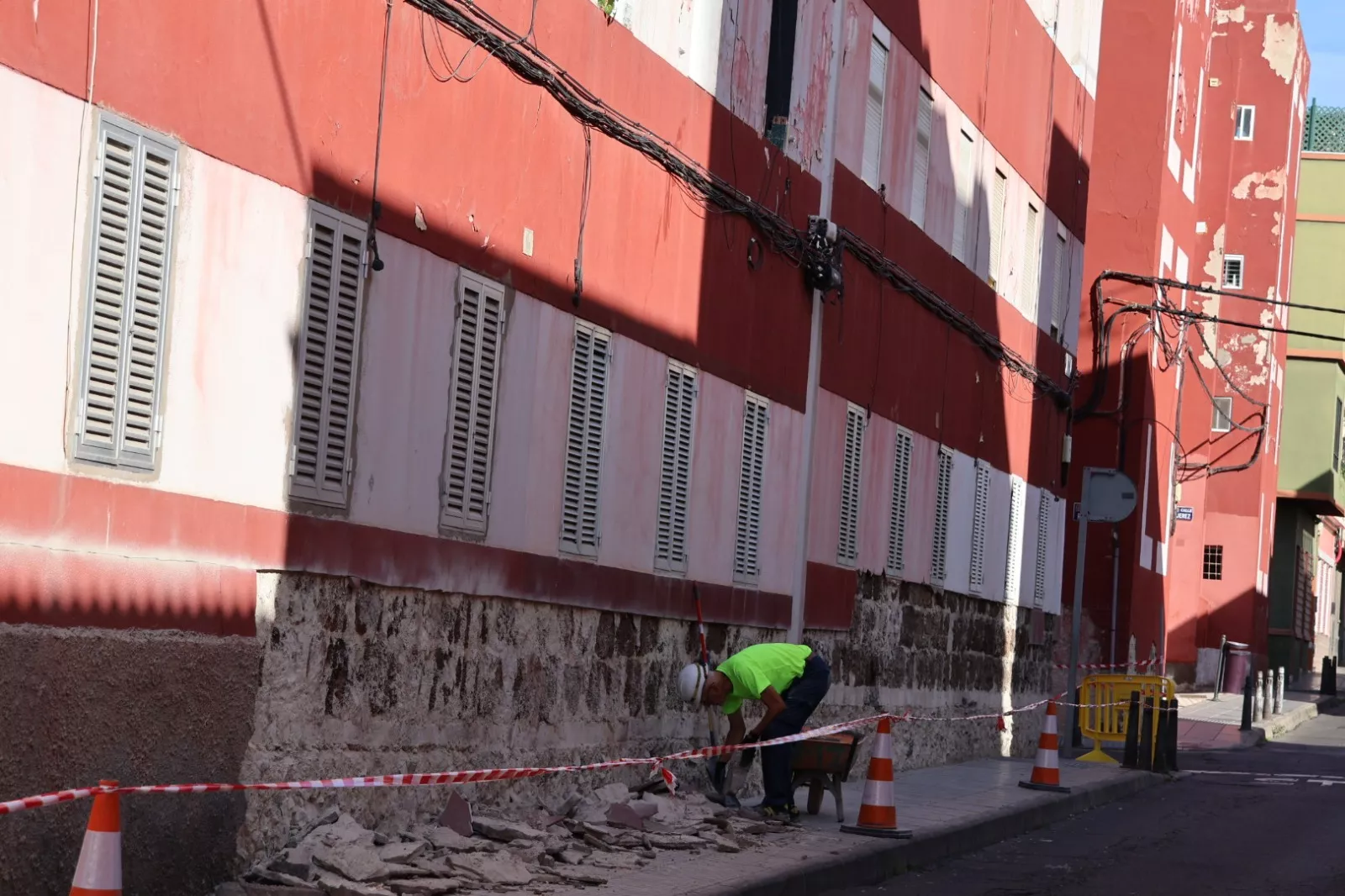El Ayuntamiento inicia los trabajos de rehabilitación en el Grupo Sanz Orrio de La Isleta. AH