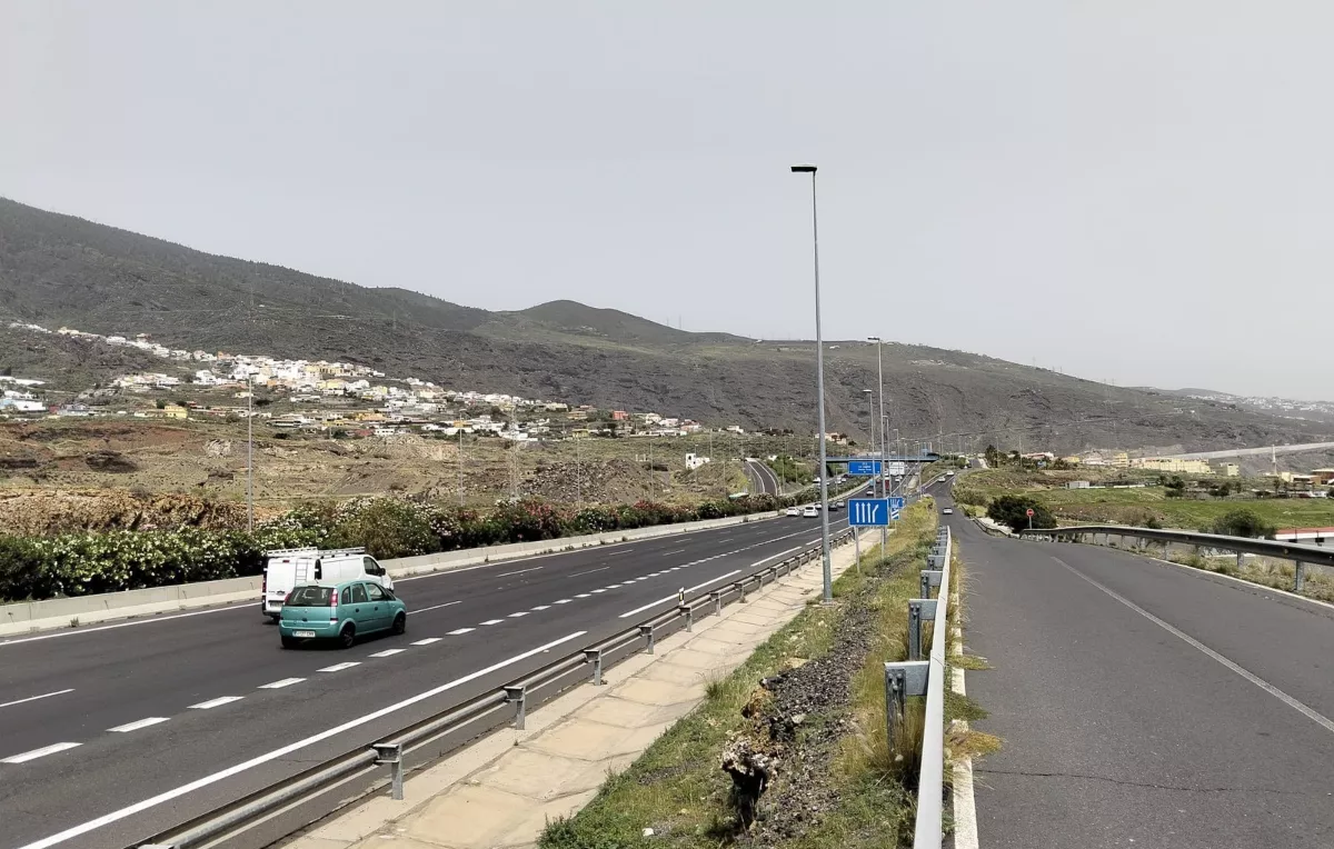 Imagen de la TF-1 vista desde una carretera secundaria de Candelaria. / ATLÁNTICO HOY