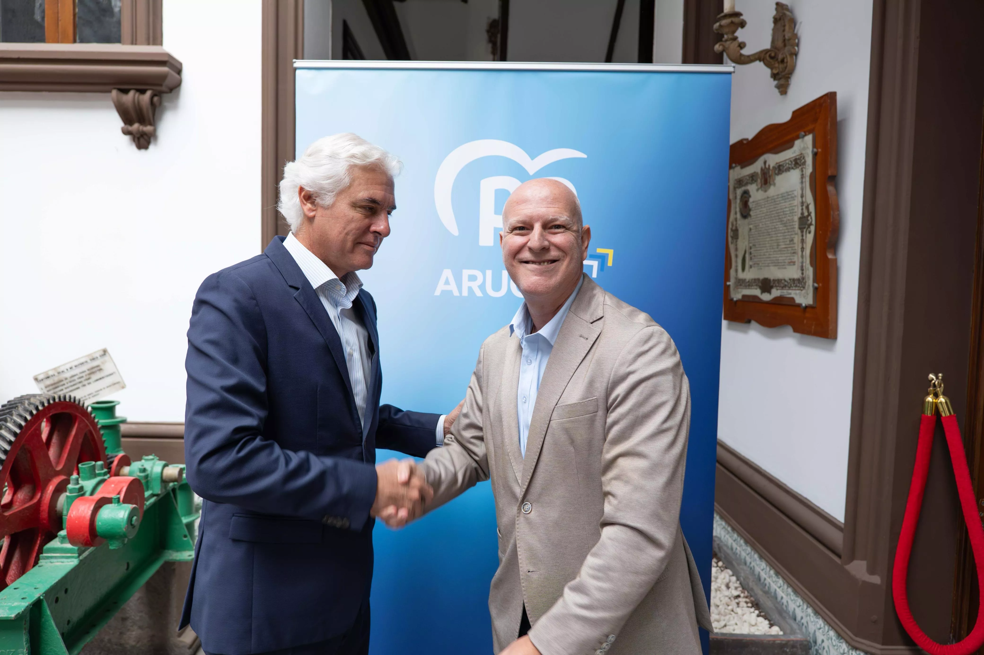 El presidente del PP de Gran Canaria, Carlos Sánchez, junto con Chano Guerra, candidato a la Alcaldía de Arucas. AH