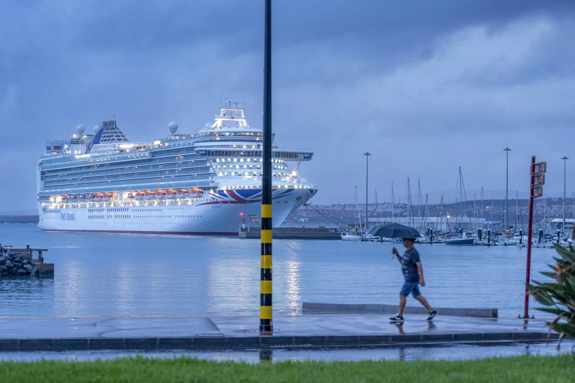 Una hombre se protege este miércoles de la lluvia en Puerto del Rosario, Fuerteventura. / EFE - Carlos de Saá