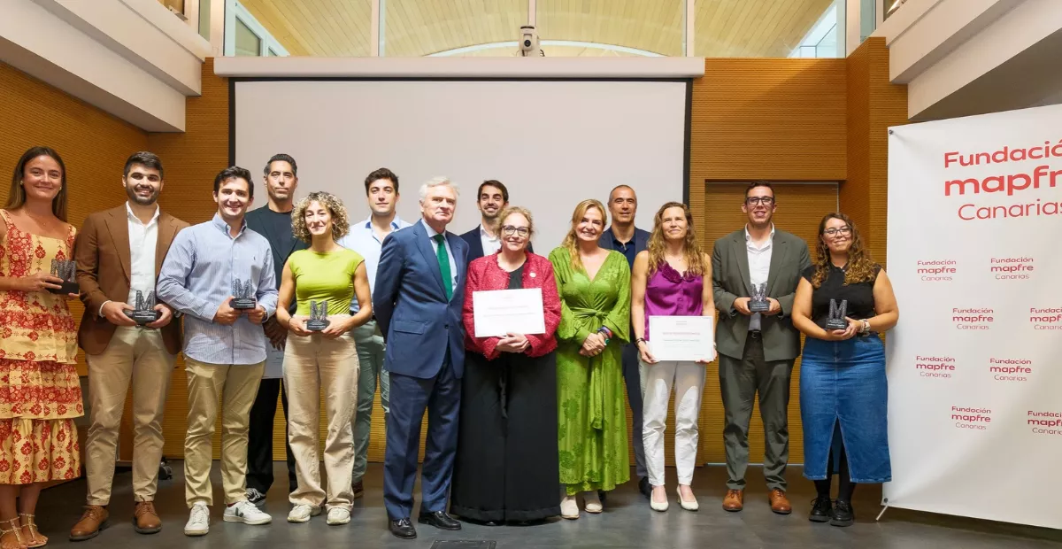 Foto de familia becas investigación y premios MIR de la Fundación Mapfre Canarias  / FUNDACIÓN MAPFRE
