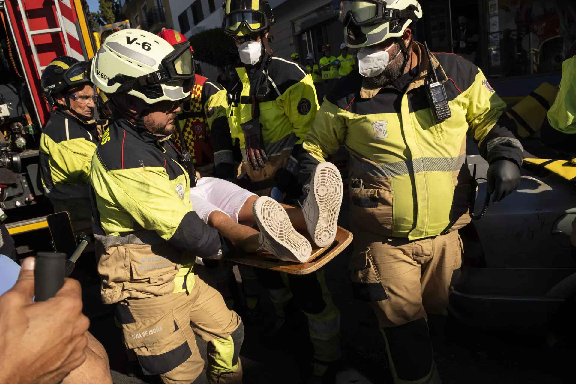 Personal de cuerpos de seguridad y emergencias participaron este jueves este jueves en el simulacro de erupción volcánica llevado a cabo por el Cabildo de Tenerife en el municipio de Guía de Isora . EFE/ Alberto Valdés