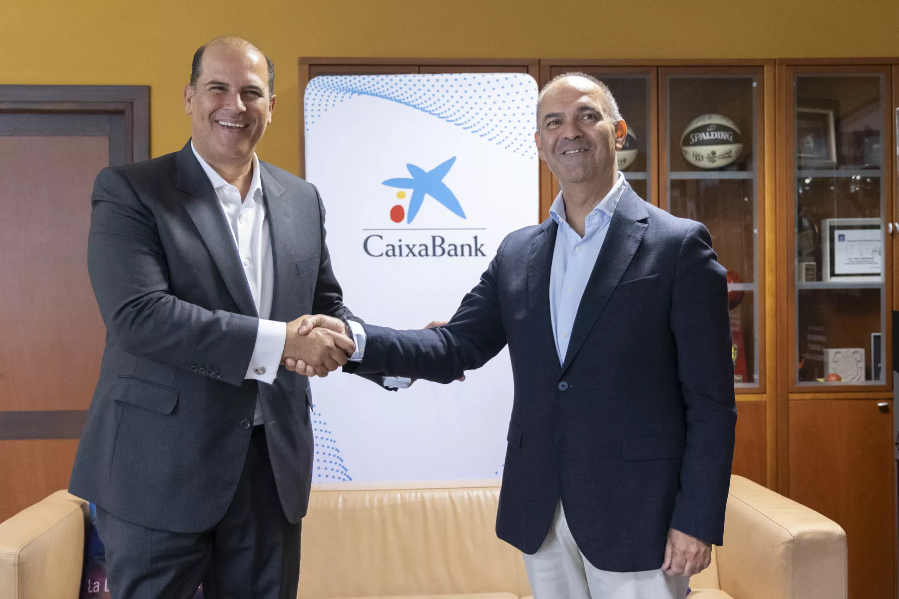 Manuel Afonso, director territorial de CaixaBank en Canarias, y Aniano Cabrera, presidente del CB Canarias