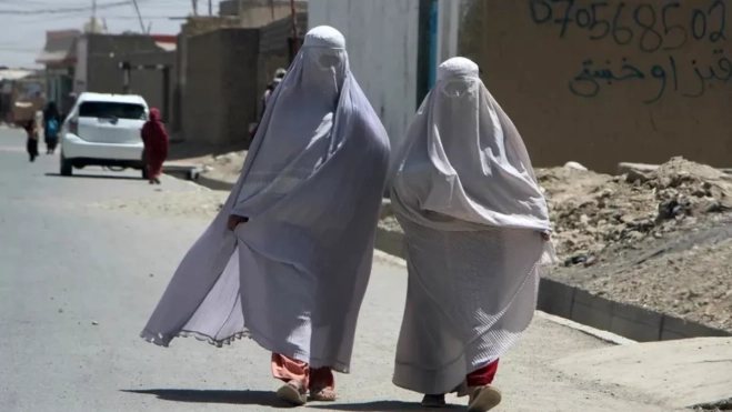 Mujeres afganas vestidas con burka caminan por una carretera en Kandahar. EFE/EPA/Qudratullah Razwan Mujeres afganas vestidas con burka caminan por una carretera en Kandahar. EFE/EPA/Qudratullah Razwan