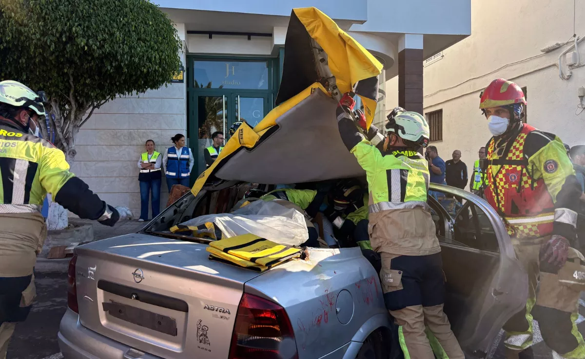 Imagen de un rescate simulado por Bomberos de Tenerife durante el simulacro de erupción / ATLÁNTICO HOY - IRENE CARTAYA