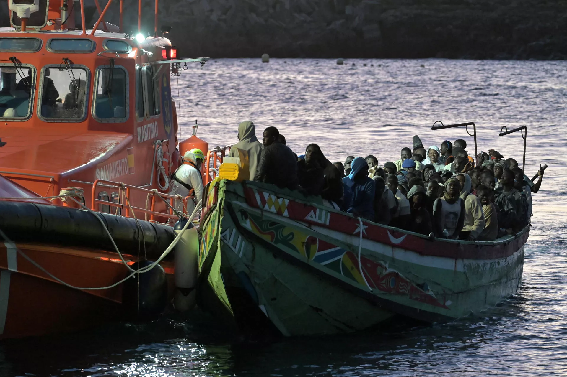 Llegada de migrantes al muelle de La Restinga. EFE/ Gelmert Finol