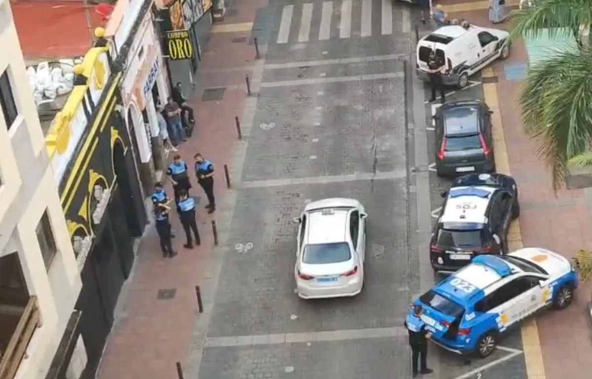 Agentes de la Policía Local y Nacional en el operativo de este viernes en la Plaza Farray. CEDIDA