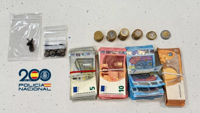 Dinero y droga intervenidos en el local. POLICÍA NACIONAL