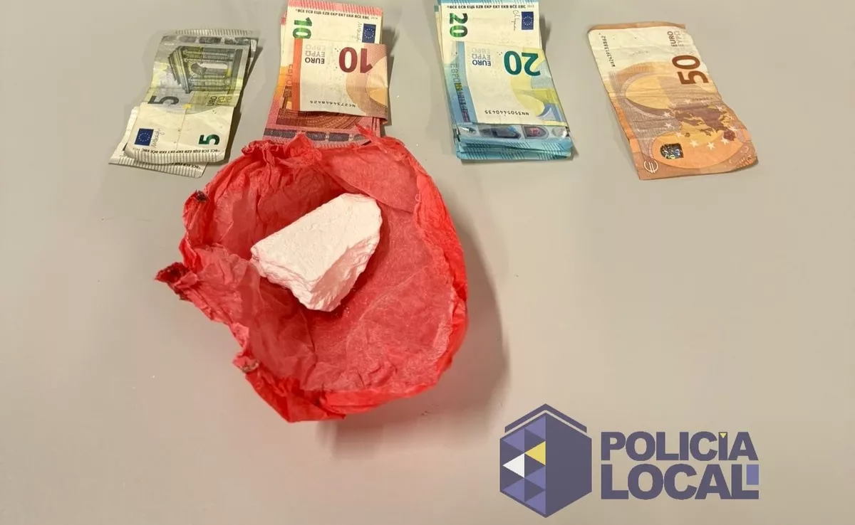 Imagen de dinero y sustancia incautada por la Policía Local. / POLICÍA LOCAL DE SANTA CRUZ DE TENERIFE