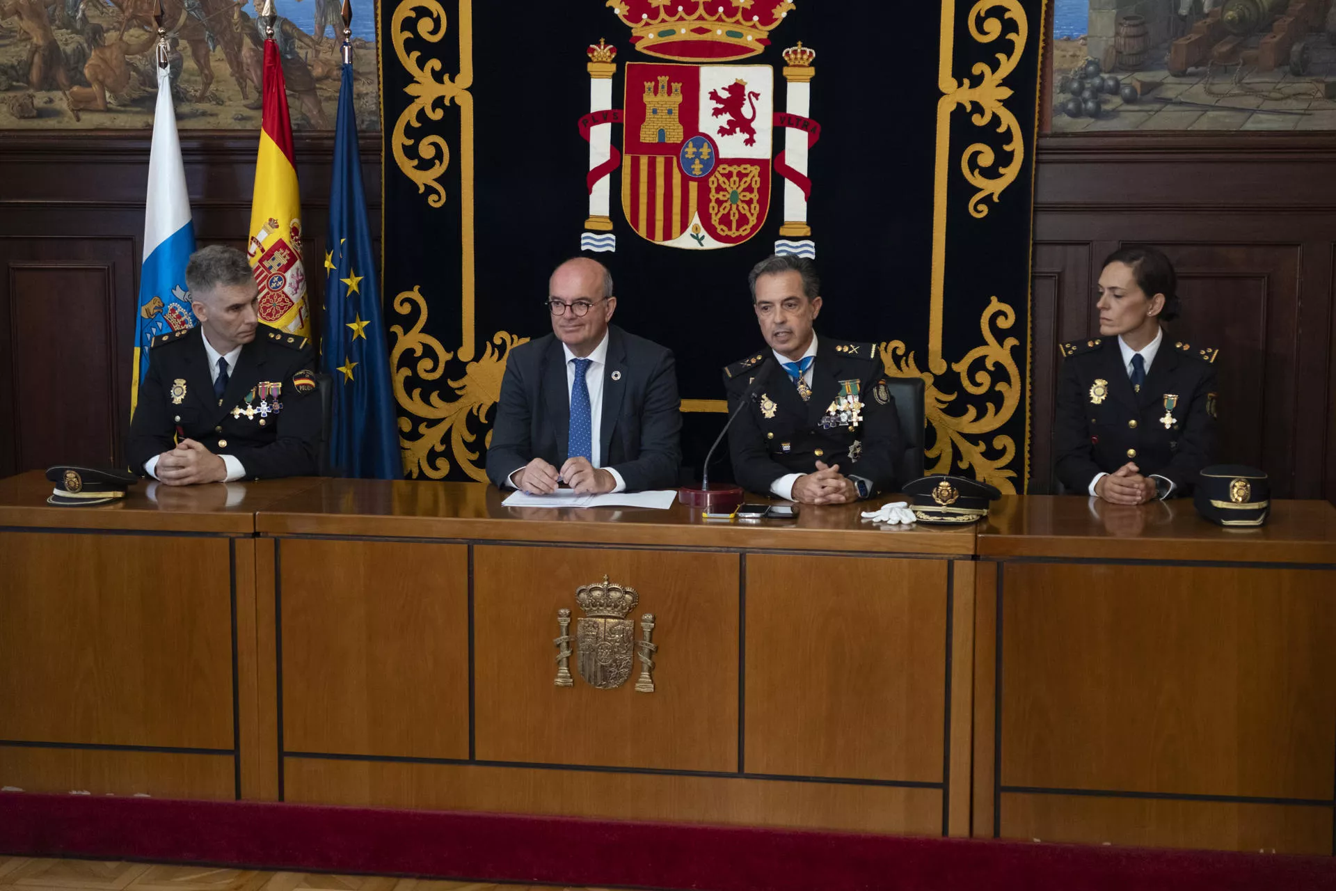 En la imagen Anselmo Pestana (2i), Jesús Gómez Martín (2d), Javier Sarmiento (i), y Gara Toledo (d), en la rueda de prensa sobre la mujer asesinada en Añaza. / EFE - ALBERTO VALDÉS