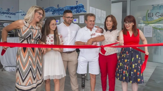 Teresa Torres, junto a Manuel Medina y su familia, inaugura las instalaciones en Tomás Miller. / ALEJANDRO QUEVEDO