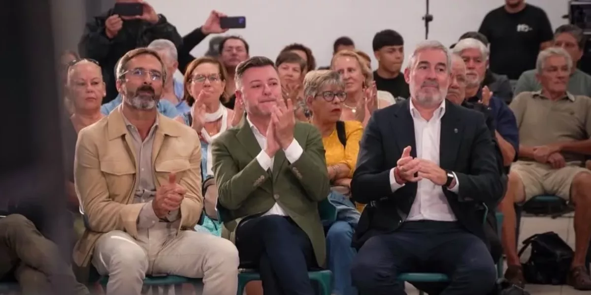 Imagen de Fernando Clavijo y Teodoro Sosa durante el acto en el Centro Sociocultural de Argana Baja  / AH