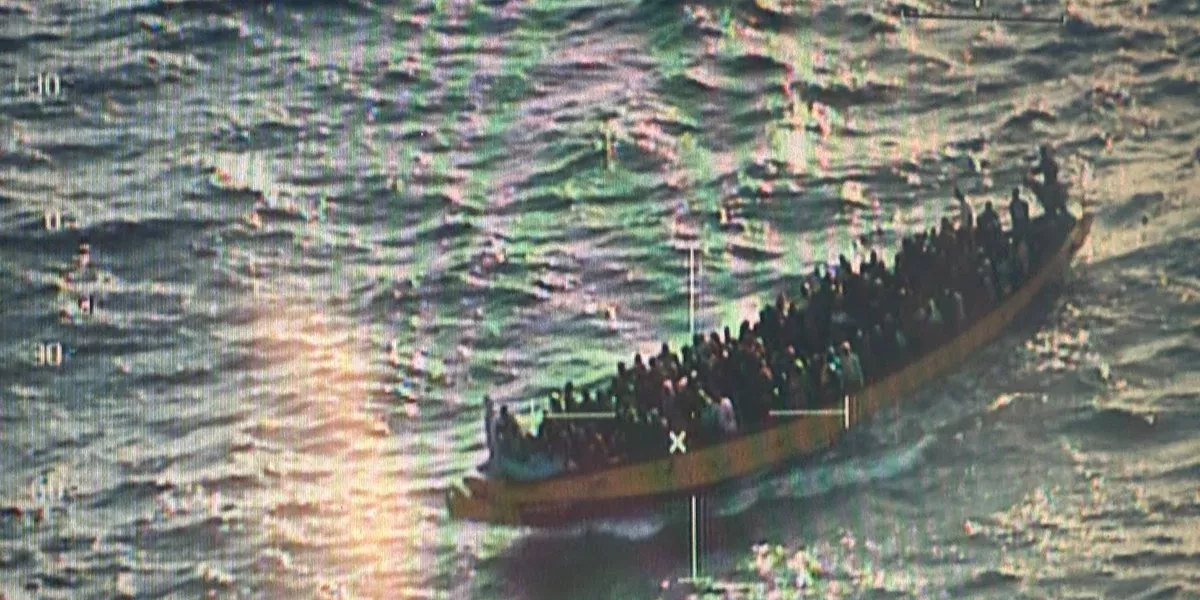 Imagen de uno de los cayucos que ha llegado a El Hierro / SALVAMENTO MARÍTIMO