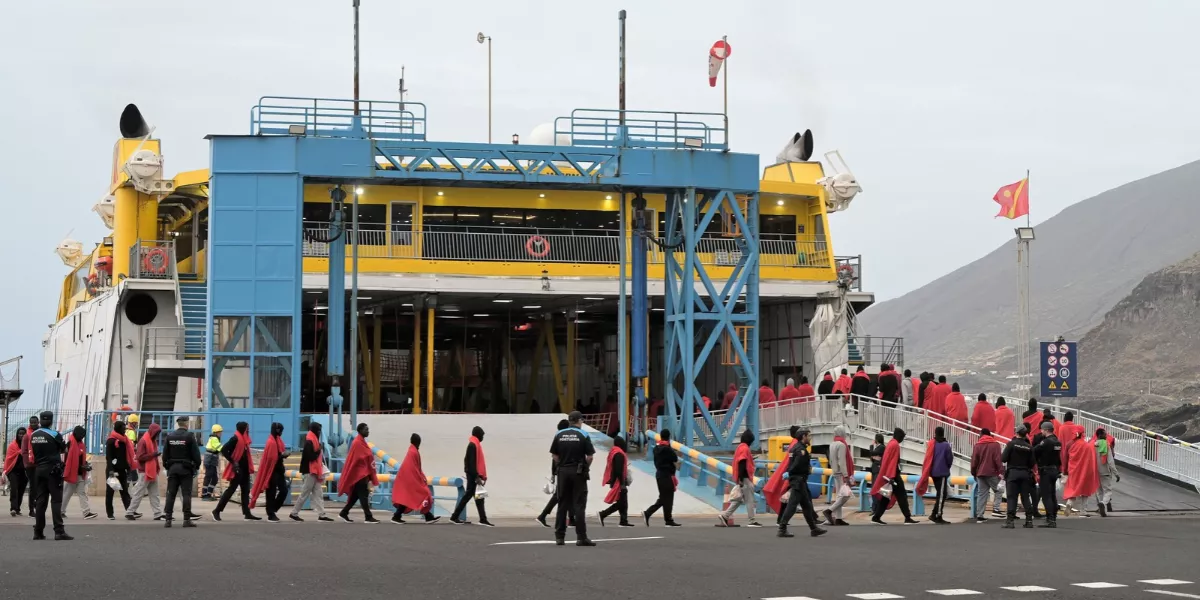 Migrantes embarcan en el puerto de La Estaca en Valverde en un buque para el traslado de estas personas a la isla de Gran Canaria. / EFE - Gelmert Finol