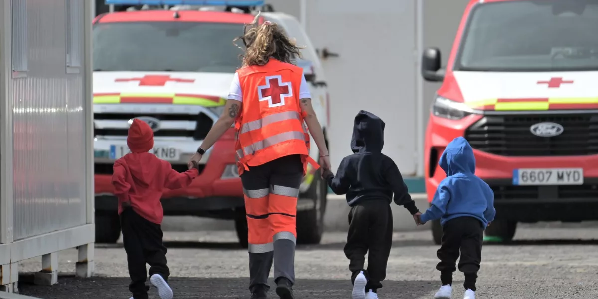 Llegada de migrantes al puerto de La Restinga, en El Hierro / EFE - Gelmert Finol