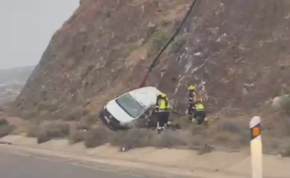 Vehículo volcado en la GC-2, a la altura de los puentes de Silva, en Gran Canaria. / ATLÁNTICO HOY