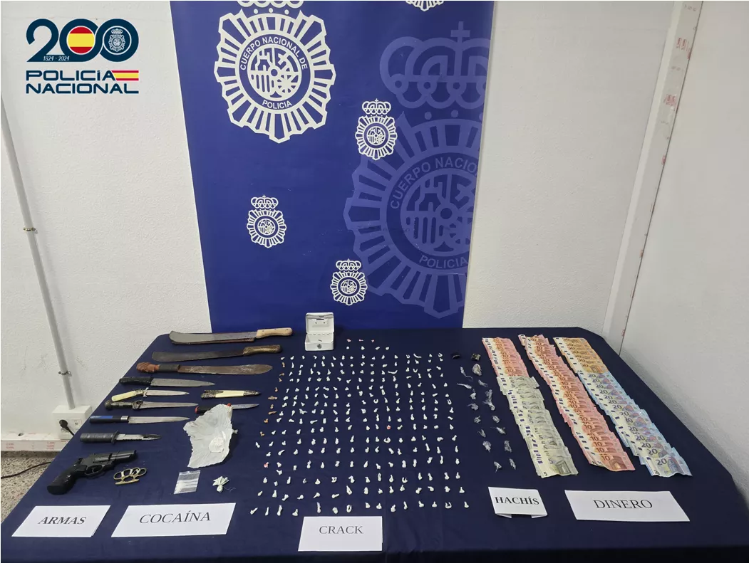 Sustancias estupefacientes, armas y dinero en efectivo intervenidos por la Policía Nacional durante la operación en Ofra. / POLICÍA NACIONAL 