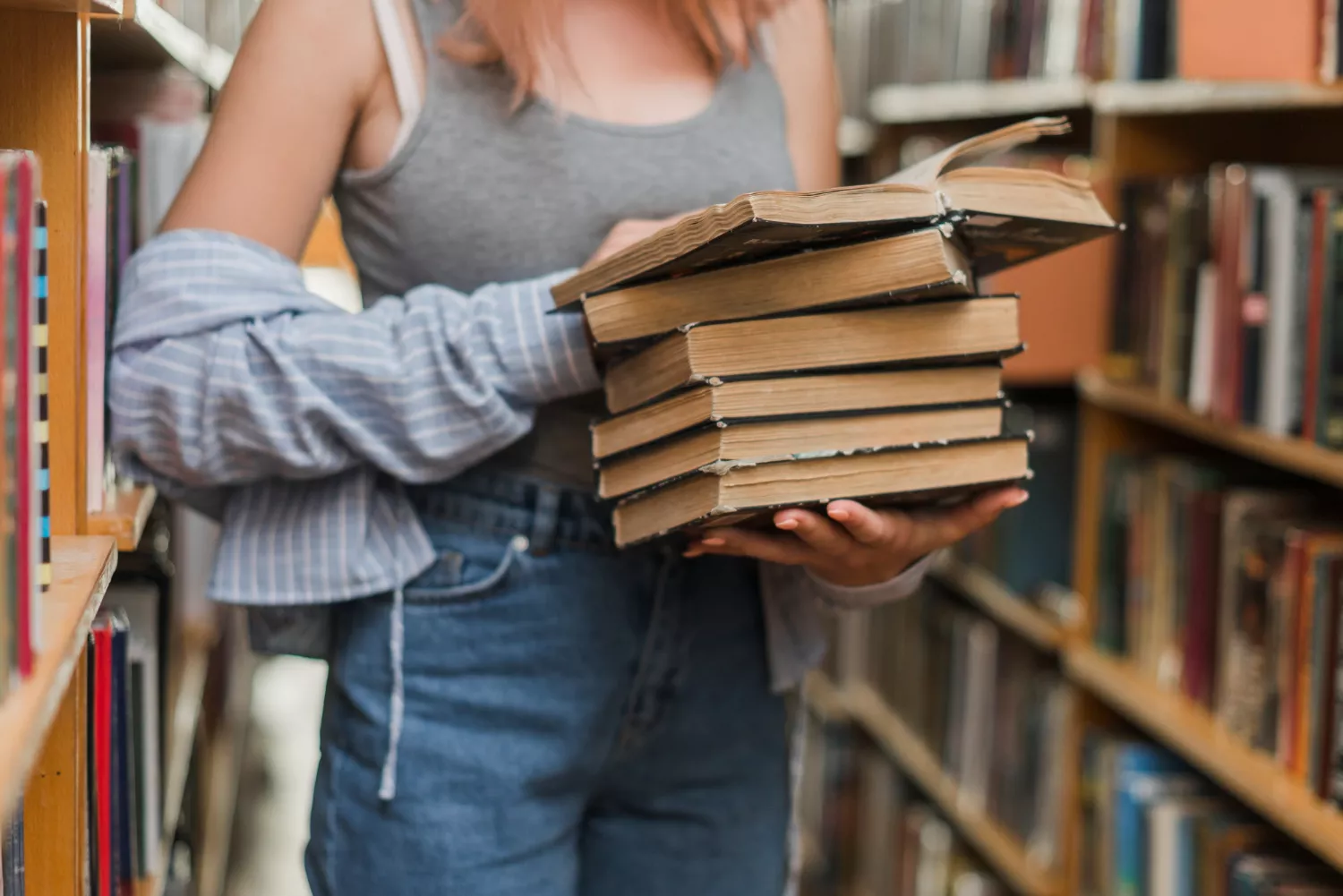Mujer con libros de segunda mano / MAGNIFIC