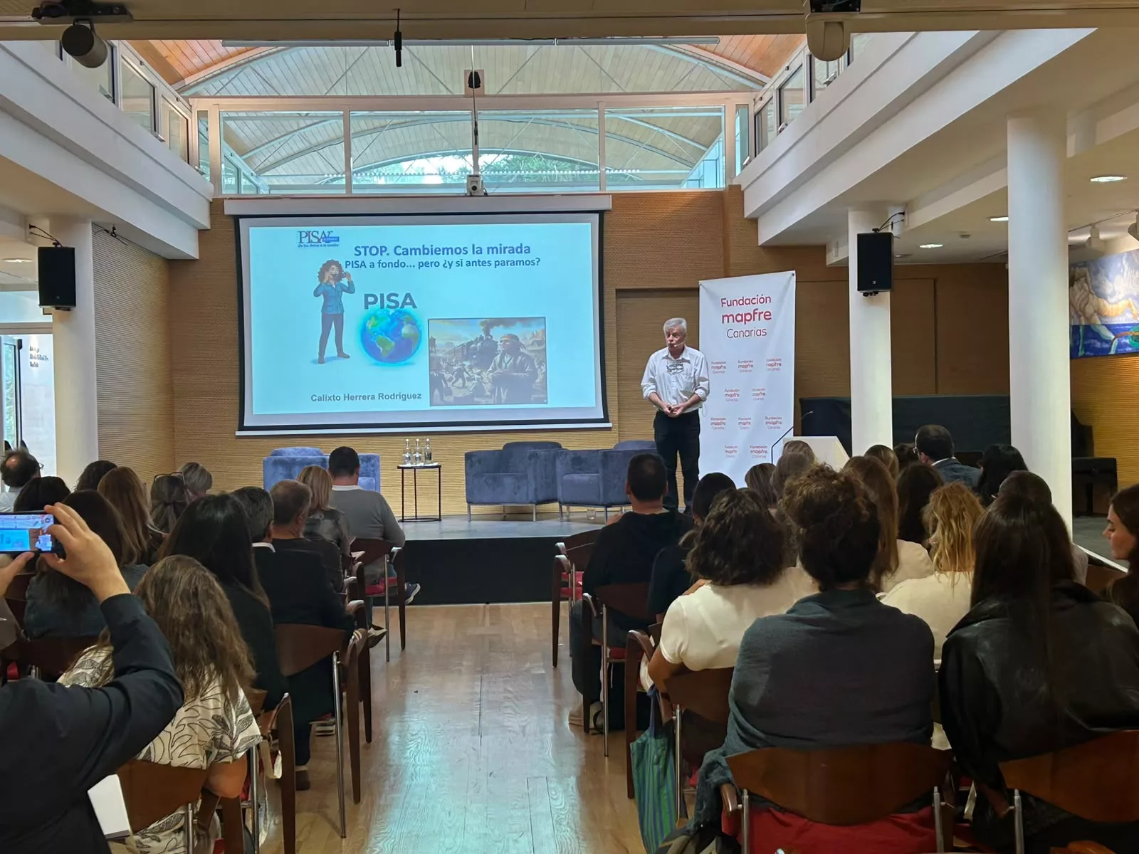 Calixto Herrera Rodríguez, psicopedagogo especializado en salud escolar, bienestar emocional y acompañamiento educativo. AH
