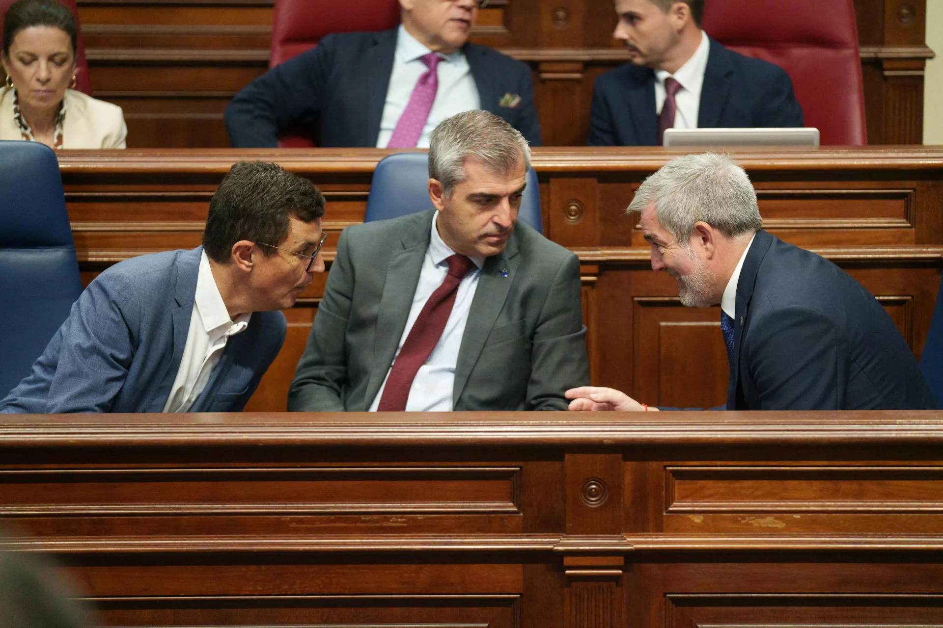 El presidente del Gobierno de Canarias, Fernando Clavijo (d), el vicepresidente y consejero de Economía, Industria, Comercio y Autónomos, Manuel Domínguez (c) y el consejero de Obras Públicas, Vivienda y Movilidad, Pablo Rodríguez. / RAMÓN DE LA ROCHA-EFE