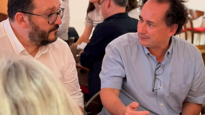 José Saturnino Martínez, durante una de las mesas de trabajo, dialoga con Ramón Eixarch, presidente de EduTech Cluster. / AH José Saturnino Martínez, durante una de las mesas de trabajo, dialoga con Ramón Eixarch, presidente de EduTech Cluster. / AH