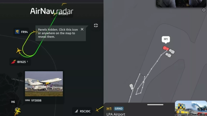 El avión ha sido trasladado a una zona alejada de la terminal y está rodeado por vehículos oficiales. / AH El avión ha sido trasladado a una zona alejada de la terminal y está rodeado por vehículos oficiales. / AH