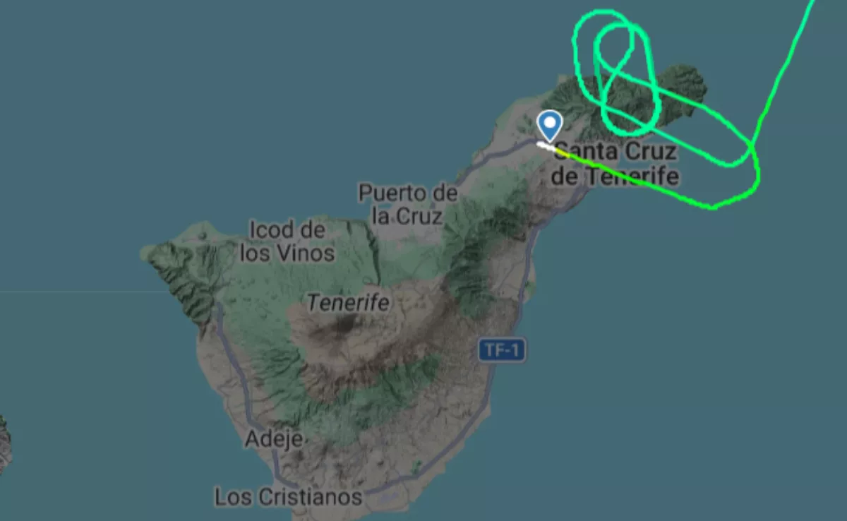 Avion de Vueling antes de aterrizar de emergencia en Tenerife Norte. / 