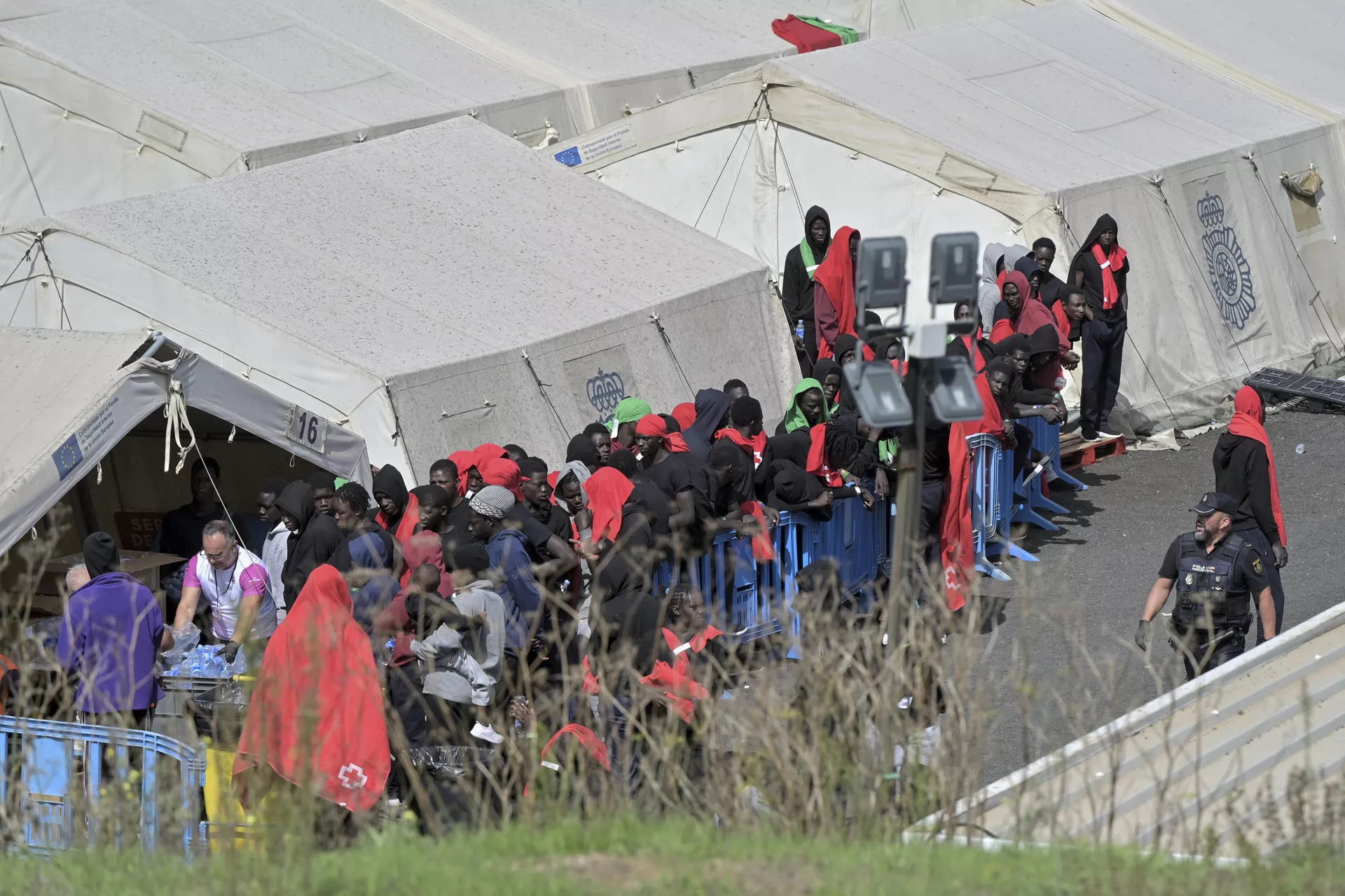 Imagen del Centro de Atención Temporal de Extranjeros (CATE), en el pueblo de San Andrés, en el municipio de Valverde. / EFE - GELMERT FINOL