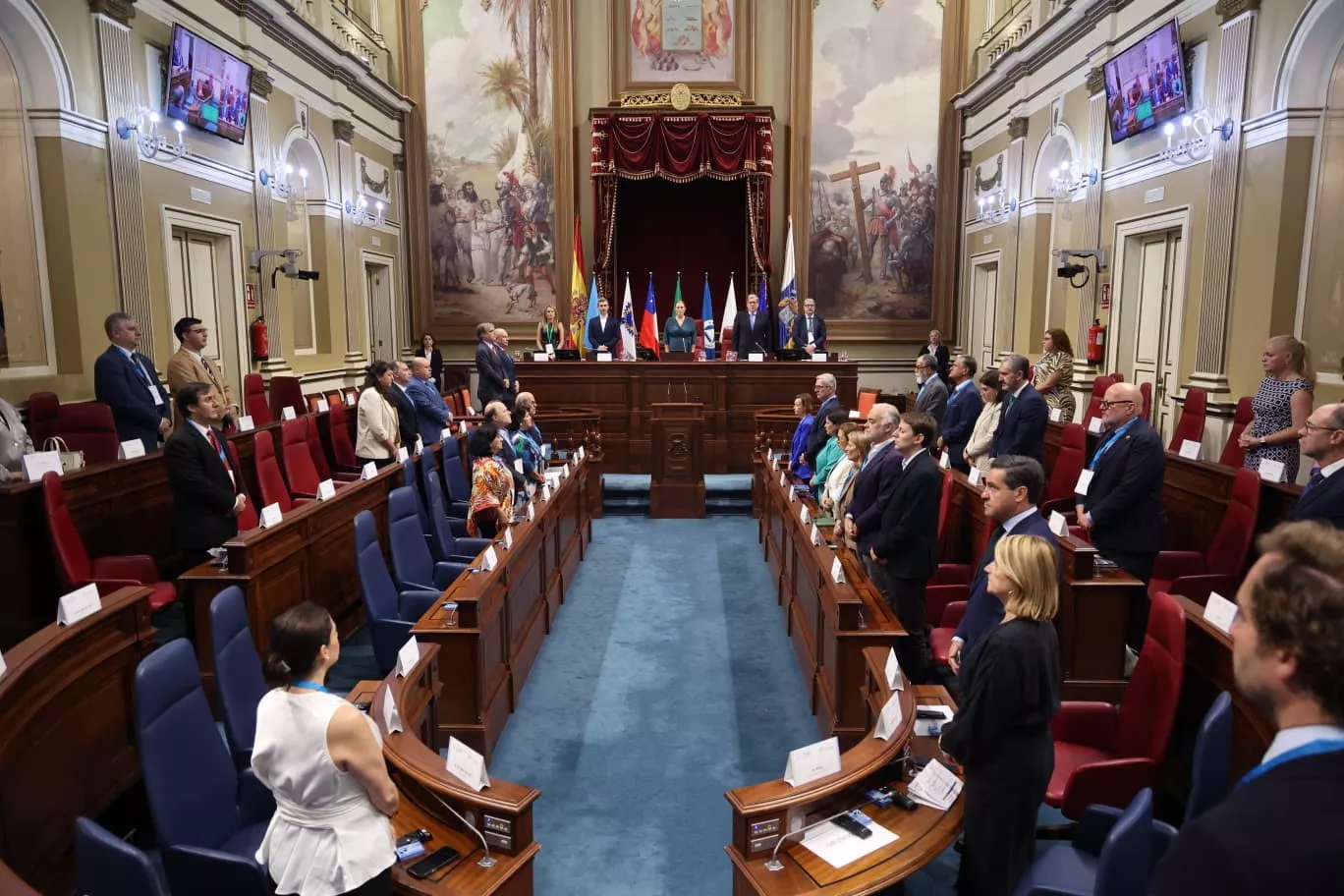 Minuto de silencio en el Parlamento de Canarias por Cristina Calero y el accidente de Toledo. / CEDIDA