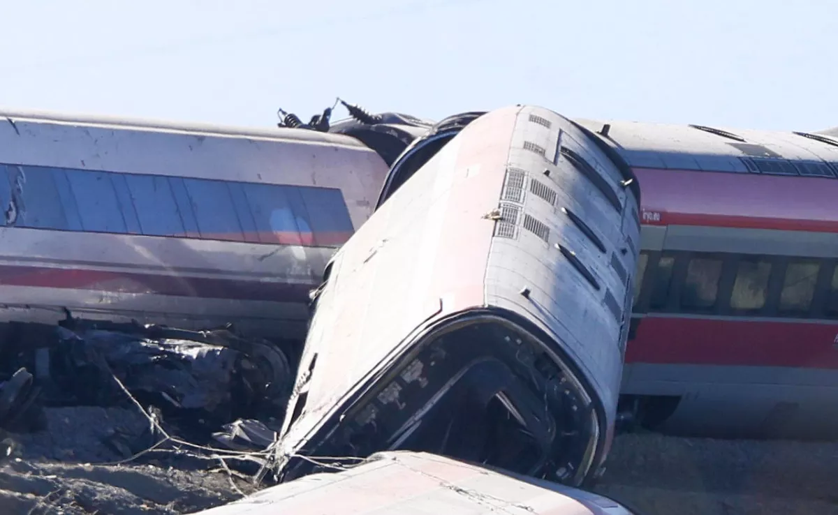  Dos trenes de alta velocidad, uno de Renfe y otro de Iryo, han colisionado a primera hora de este miércoles a la altura de la estación de Urda (Toledo), donde al menos hay diez fallecidos. EFE/Ismael Herrero
