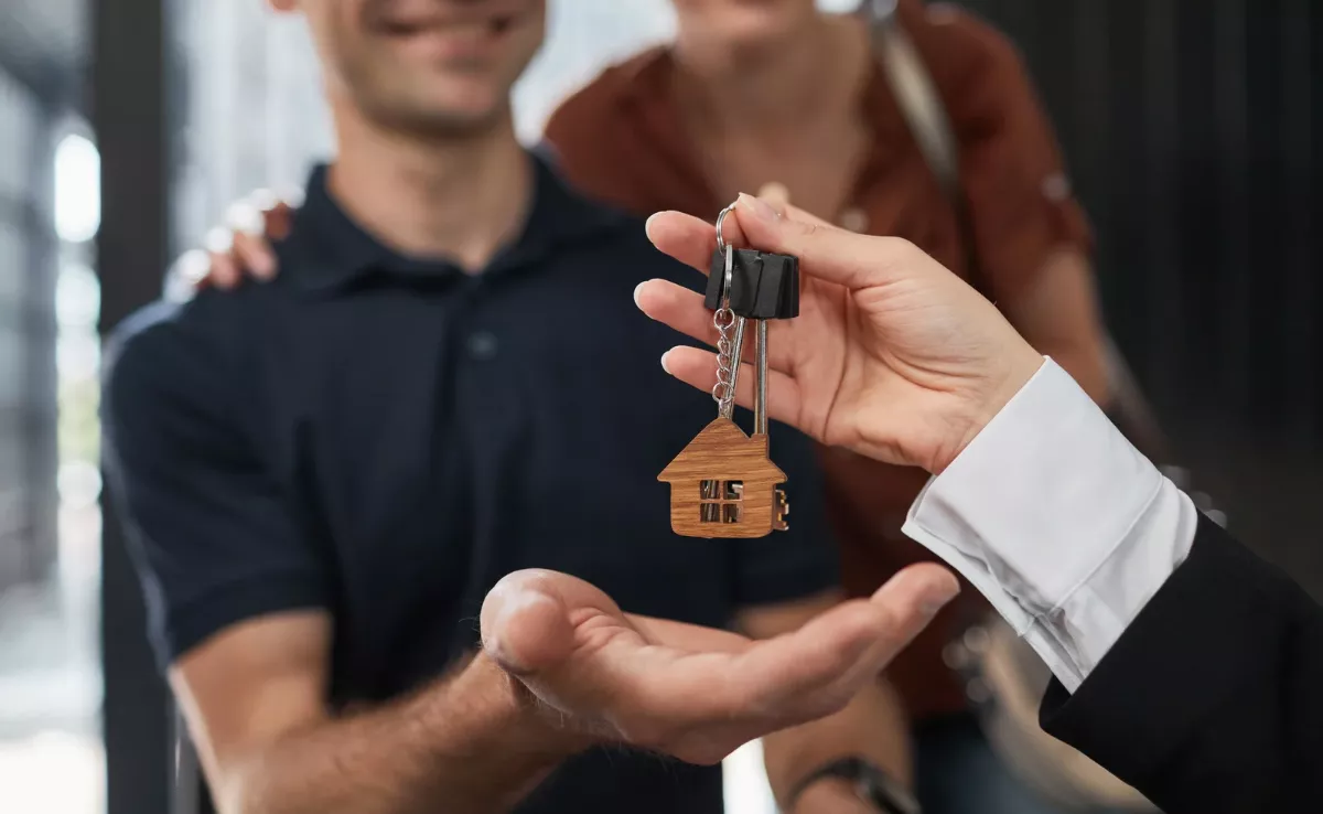 Imagen de una pareja joven comprándose una vivienda / CANVA