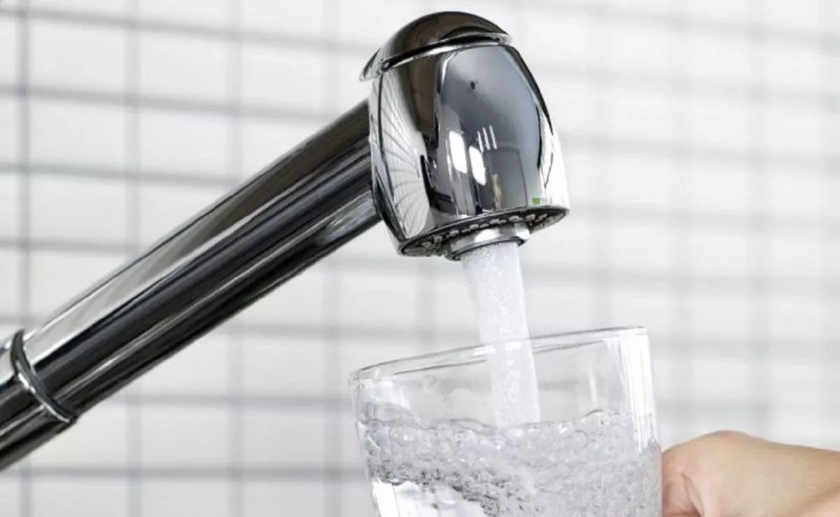 Agua saliendo de un grifo|REDES