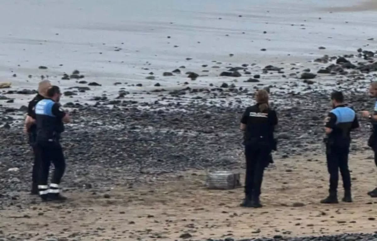Agentes de la Policía Local y Nacional junto con el fardo aparecido este miércoles en La Cicer. IMAGEN MIPLAYADELASCANTERAS
