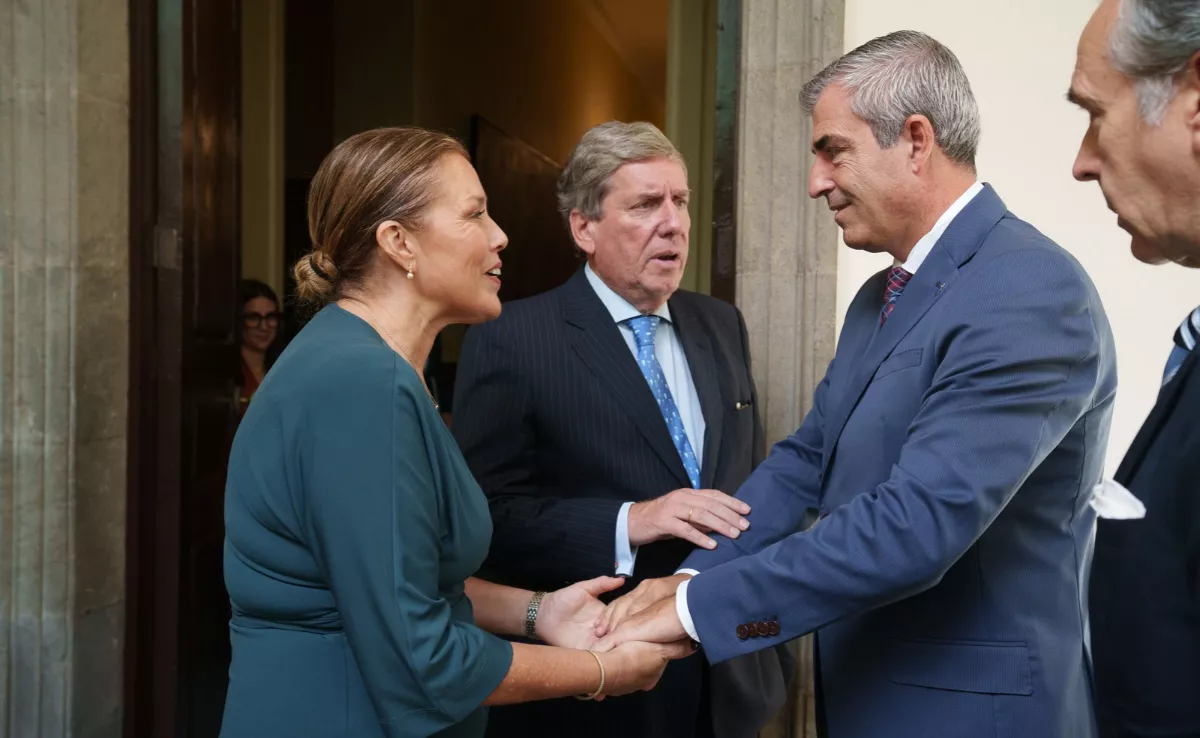 El vicepresidente del Gobierno de Canarias, Manuel Domínguez (d), la presidenta del Parlamento de Canarias, Astrid Pérez (i) y el eurodiputado, Gabriel Mato (c), durante la Asamblea Parlamentaria Euro-Lationoamericana / EFE