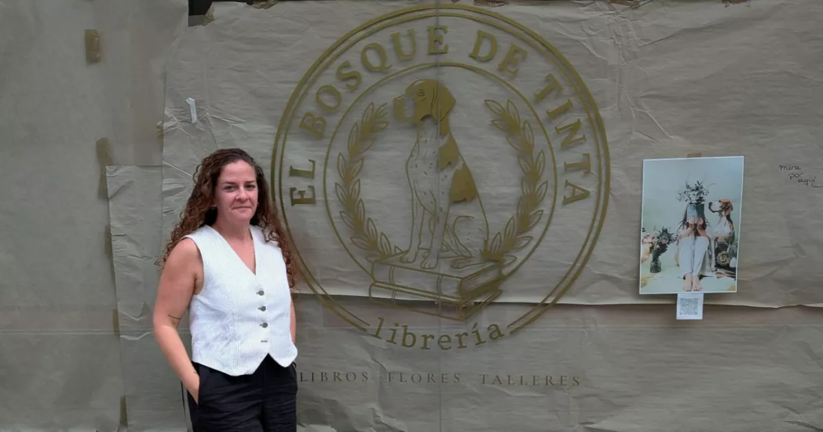 Carla Gutiérrez Sánchez , propietaria de la librería El Bosque de Tinta. / M. REYES