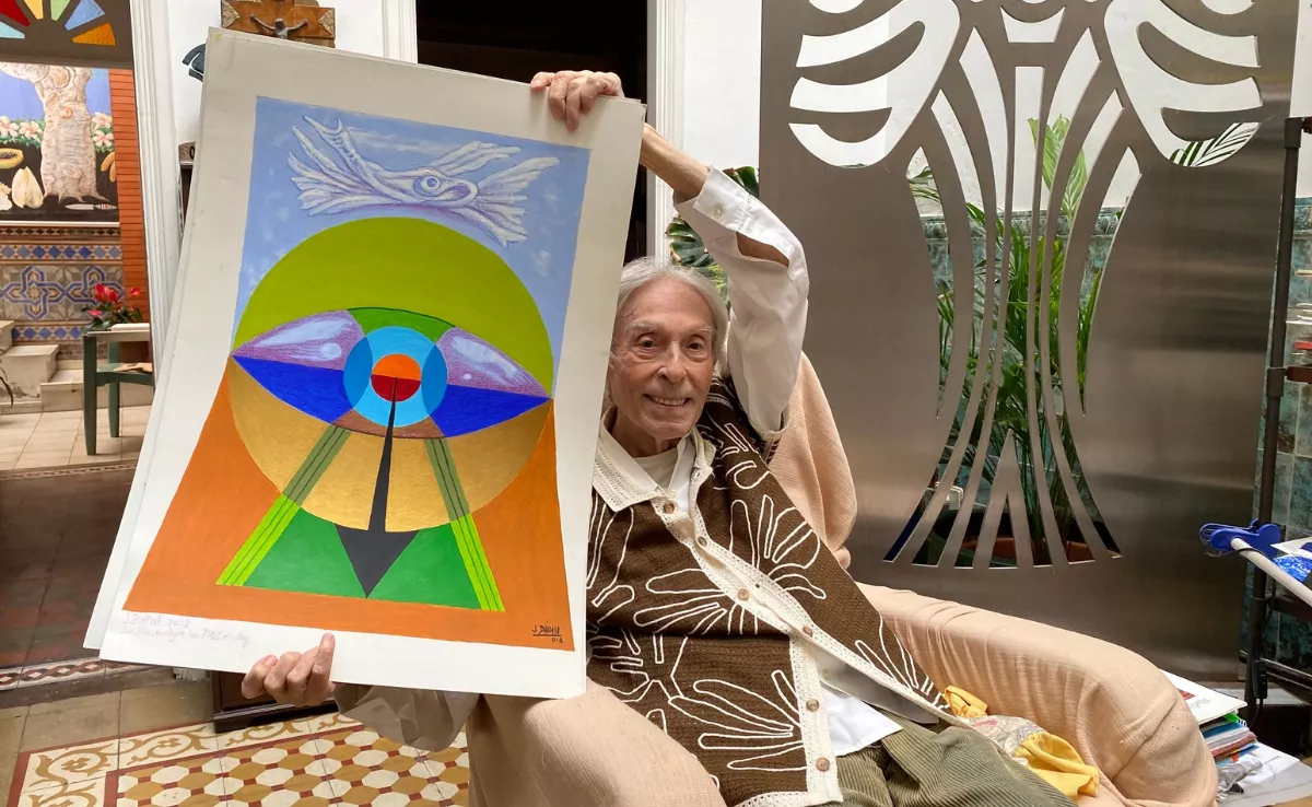 Pepe Dámaso, en su casa, muestra una de sus pinturas que inspiran la escultura de 'Lorca por Dámaso' / ARIADNA MARTÍNEZ - ATLÁNTICO HOY