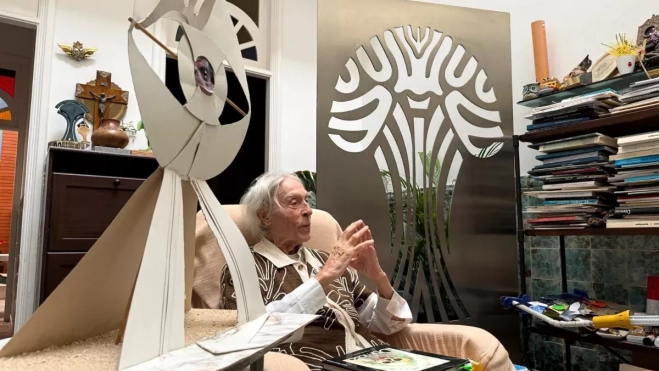 Dámaso junto a la maqueta de la escultura que ha elaborado para 'Lorca por Dámaso' / CEDIDA Dámaso junto a la maqueta de la escultura que ha elaborado para 'Lorca por Dámaso' / CEDIDA