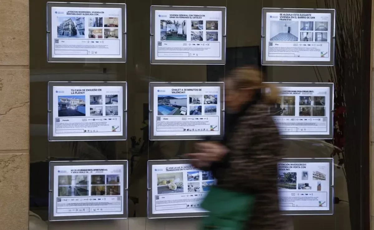 Imagen de unos carteles de alquiler y venta de viviendas / EFE