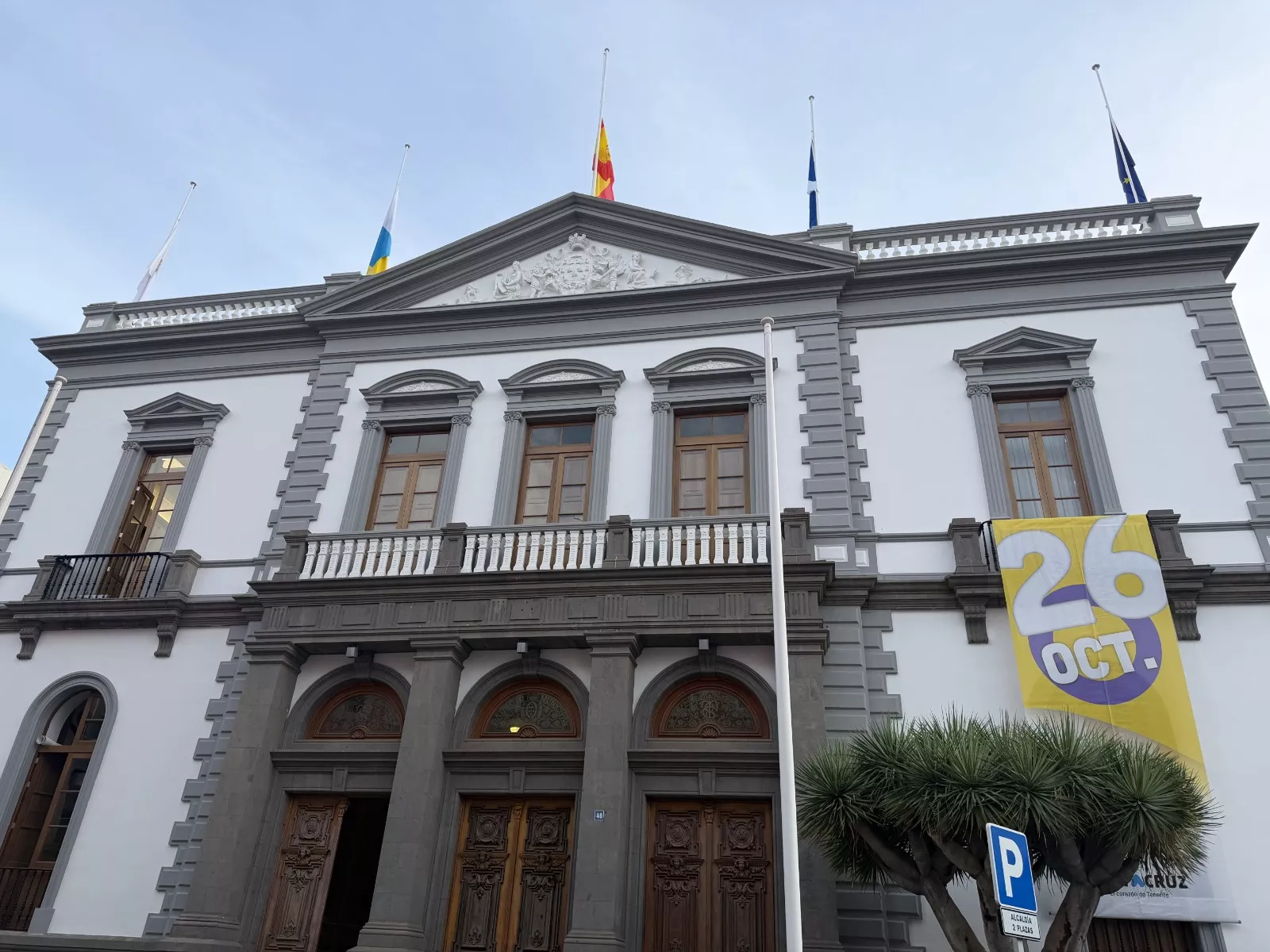 Banderas a media asta en Santa Cruz de Tenerife. / AYUNTAMIENTO DE SANTA CRUZ DE TENERIFE