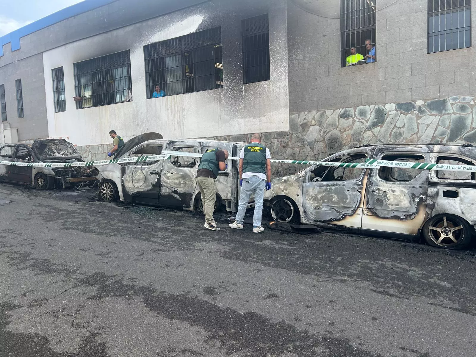 El incendio de los vehículos junto al Edificio de Usos Polivalentes de San Roque se produjo en la madrugada de este jueves (1)