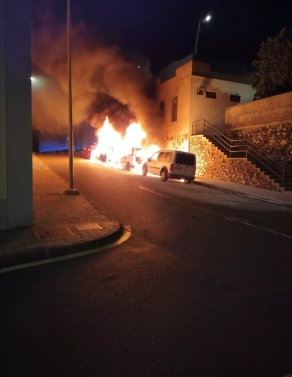El incendio de los vehículos junto al Edificio de Usos Polivalentes de San Roque se produjo en la madrugada de este jueves
