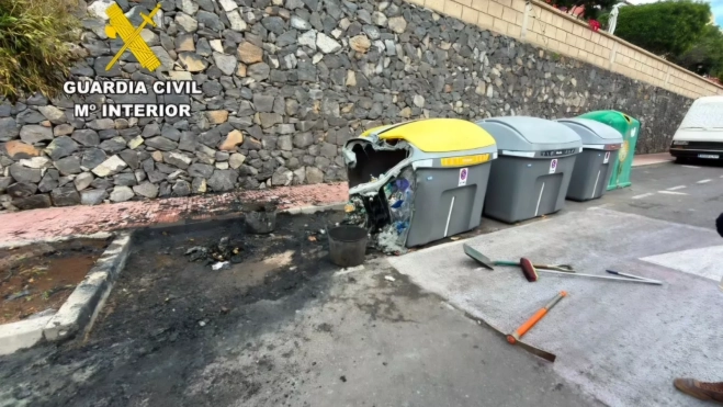 Contendores quemados en San Miguel de Abona. / GUARDIA CIVIL 