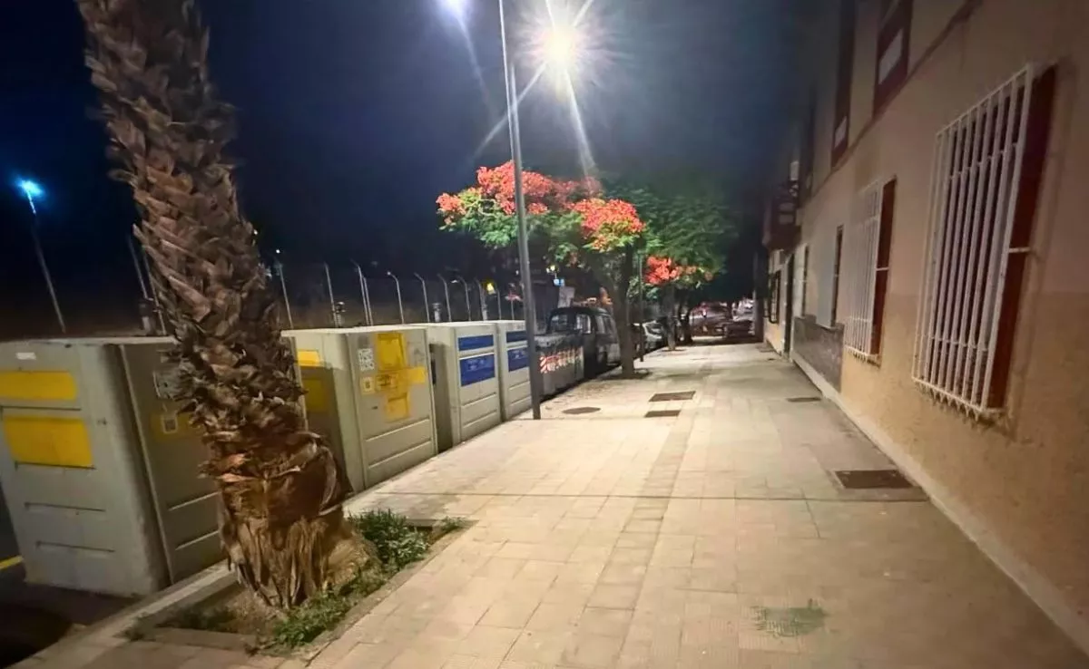 Ocho contenedores de basura colocados junto a las viviendas de García Escámez |CEDIDA
