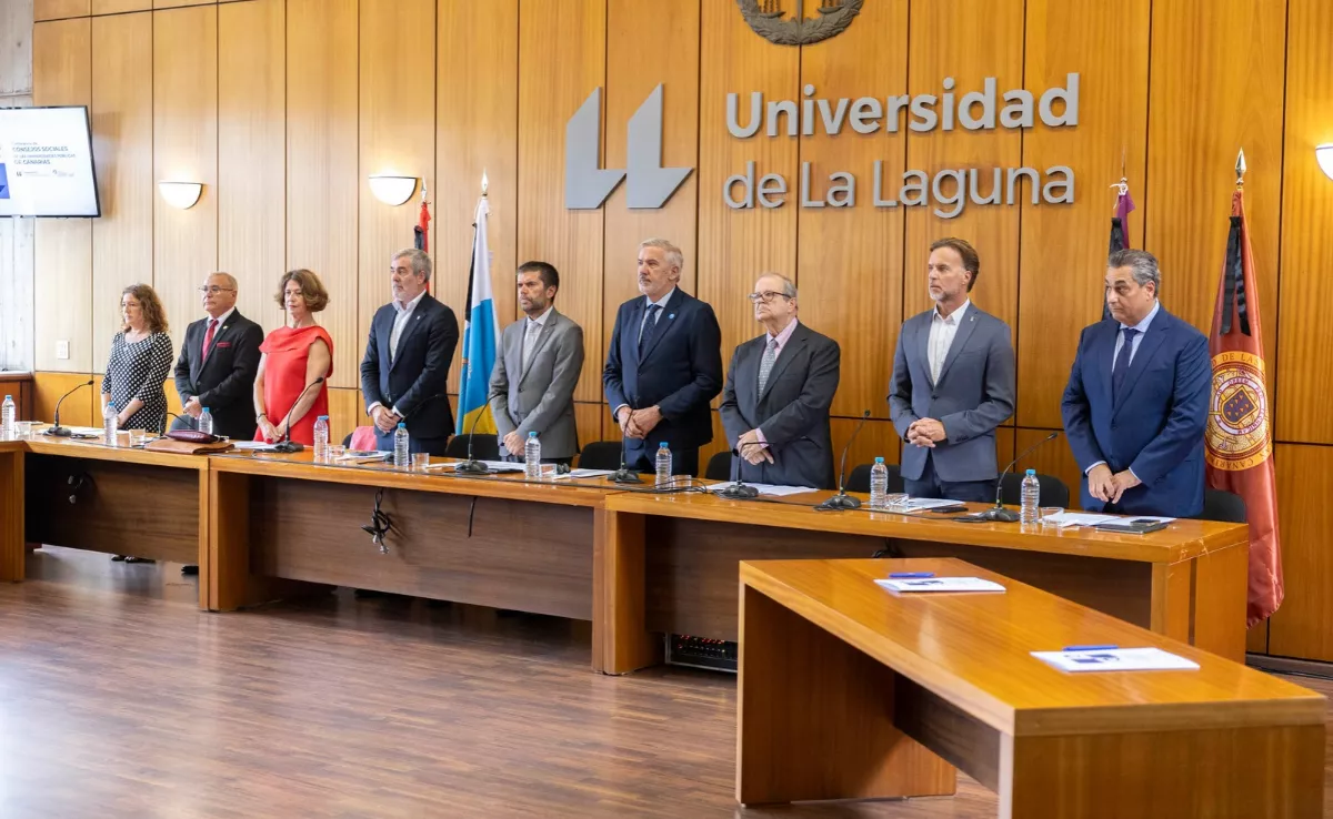 Los rectores, Francisco García (ULL) (5i) y Lluís Serra (ULPGC) (4d), y el presidente de Canarias, Fernando Clavijo (4i), en el acto de constitución de la Conferencia de Consejos Sociales de las dos universidades / EFE