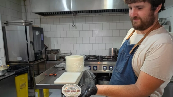 Riccardo Beretta muestra la denominación de origen del queso pecorino romano. / M. REYES Riccardo Beretta muestra la denominación de origen del queso pecorino romano. / M. REYES