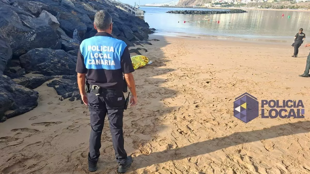 Hallan el cadáver de un hombre en la playa de Las Teresitas. POLICIA LOCAL SCTF