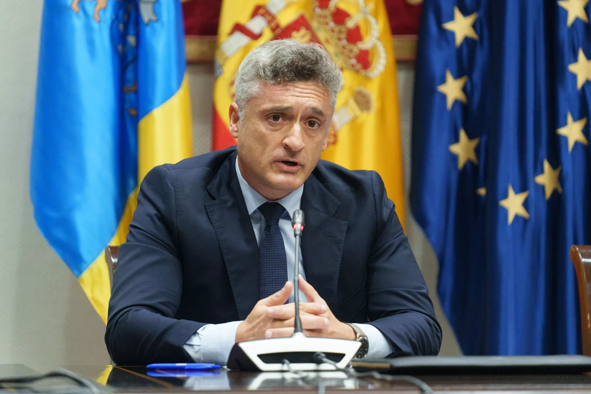 El fiscal superior de Canarias, Jaime Serrano Jover González, presentó este viernes la memoria de la Fiscalía de 2025 en el Parlamento de Canarias. EFE
