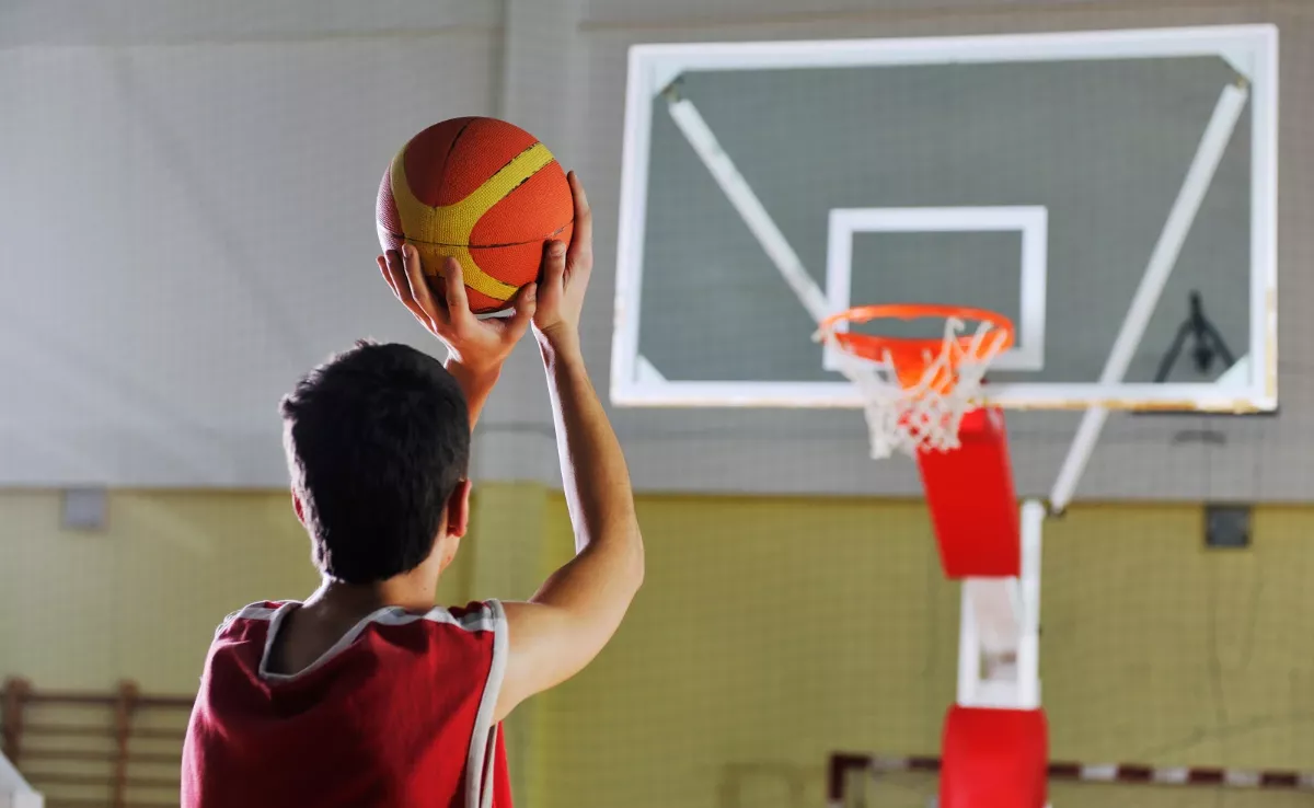 Imagen de una persona jugando a baloncesto / CANVA