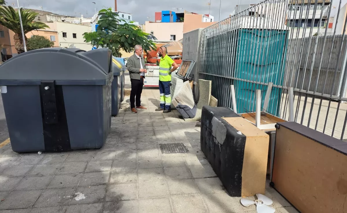 Imagen de objetos voluminosos abandonados frente a contenedores de basura / AYUNTAMIENTO DE LA LAGUNA